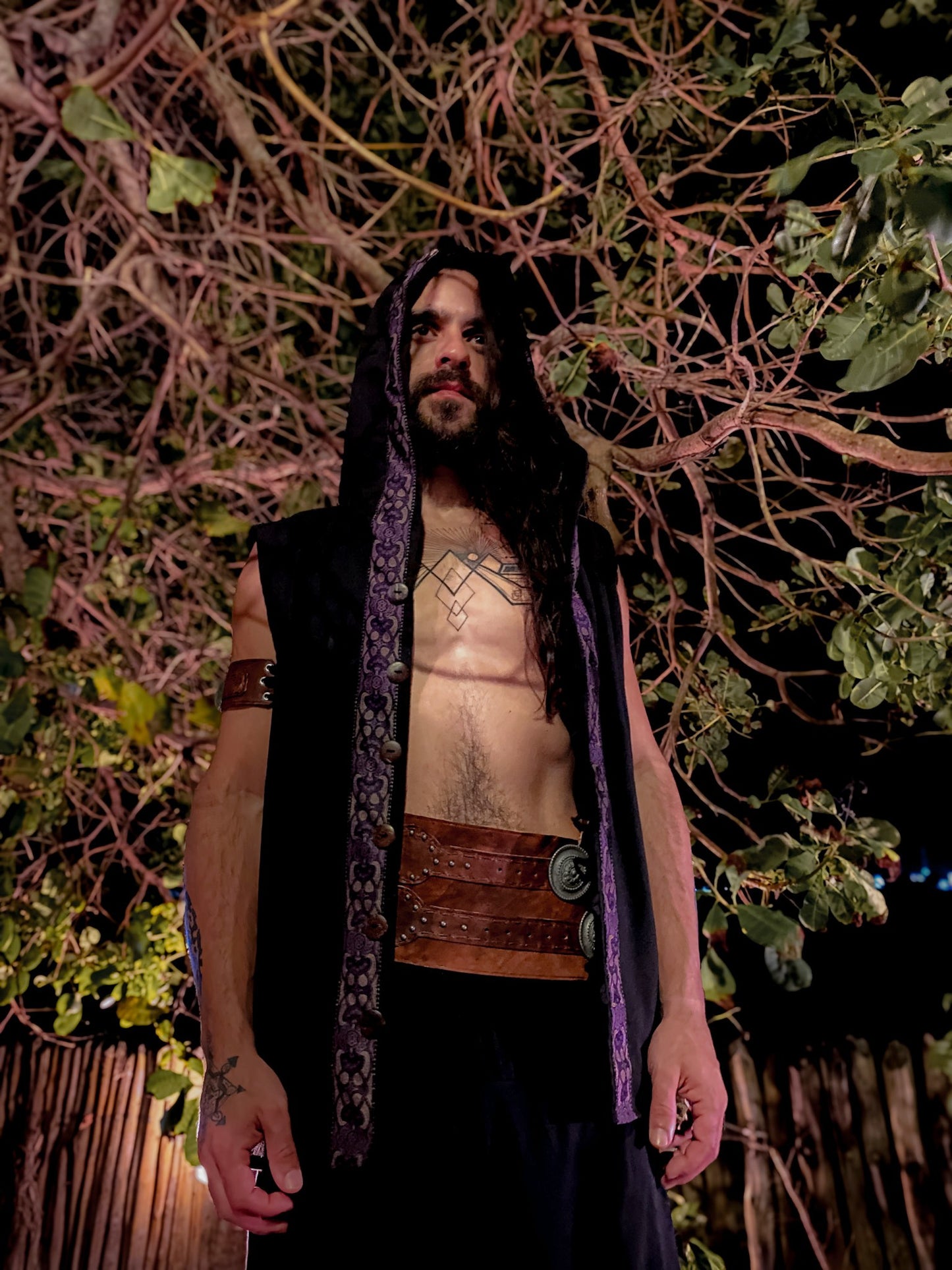 Colete Witcher - Linho Preto c. Fita Púrpura