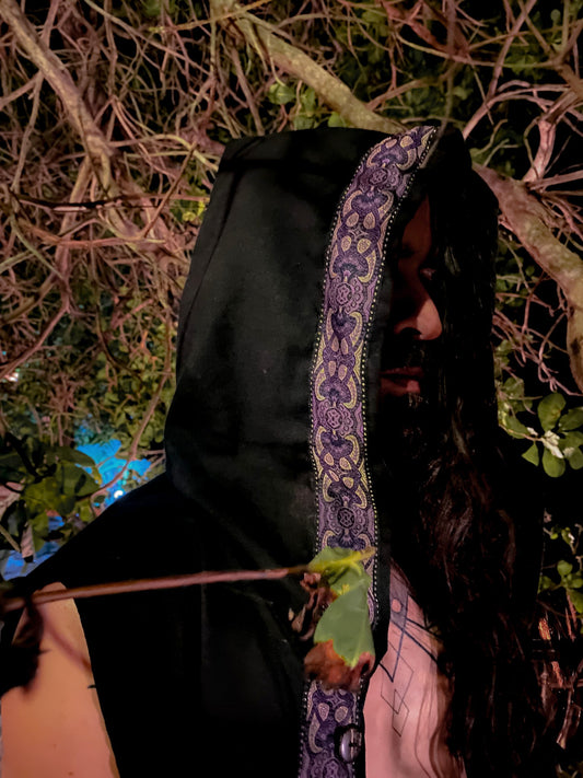 Colete Witcher - Linho Preto c. Fita Púrpura