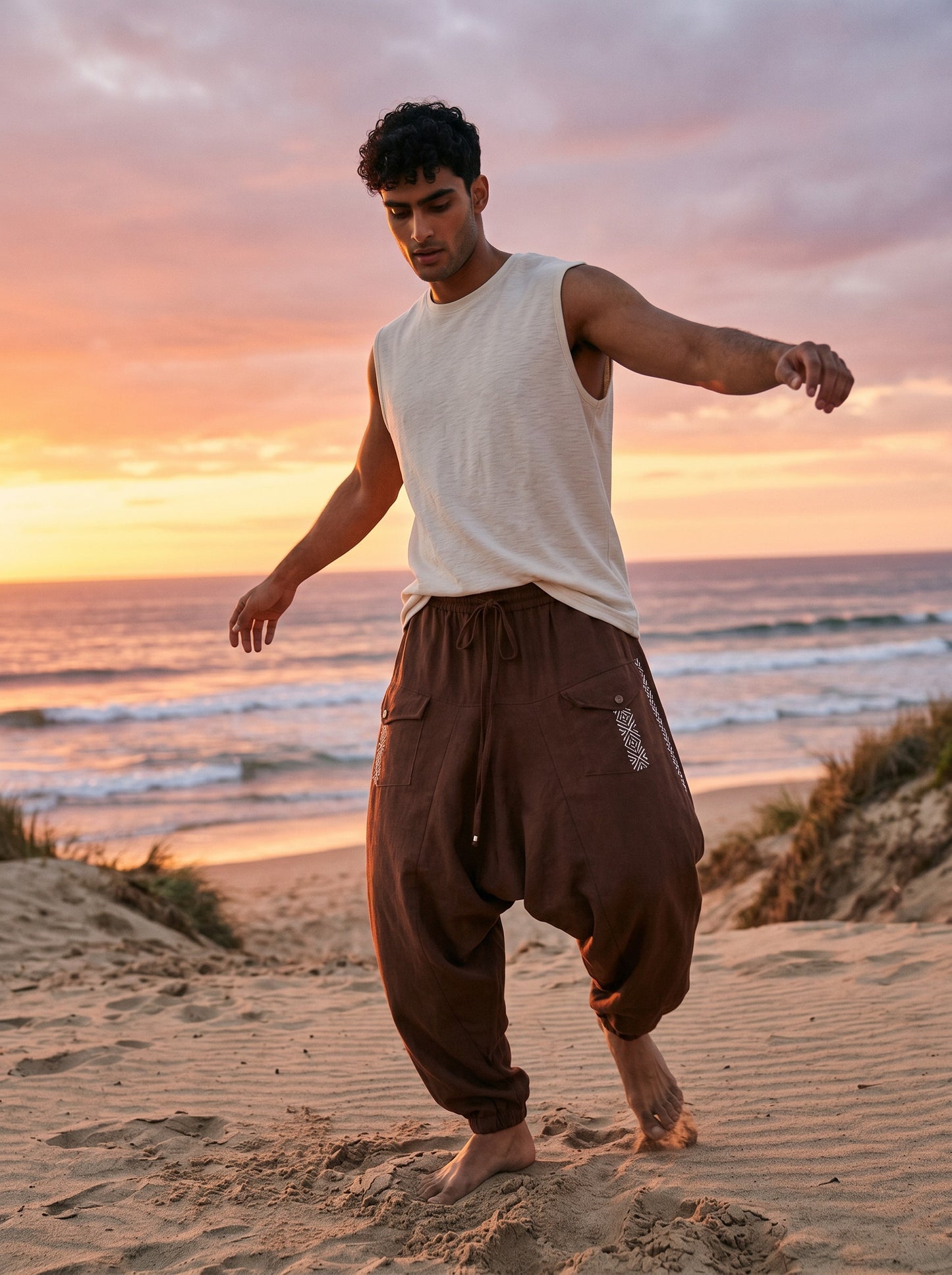 Calça Aladim em linho marrom da Goa Nomads com fita étnica lateral e bolsos assimétricos. Estilo rústico e moderno.