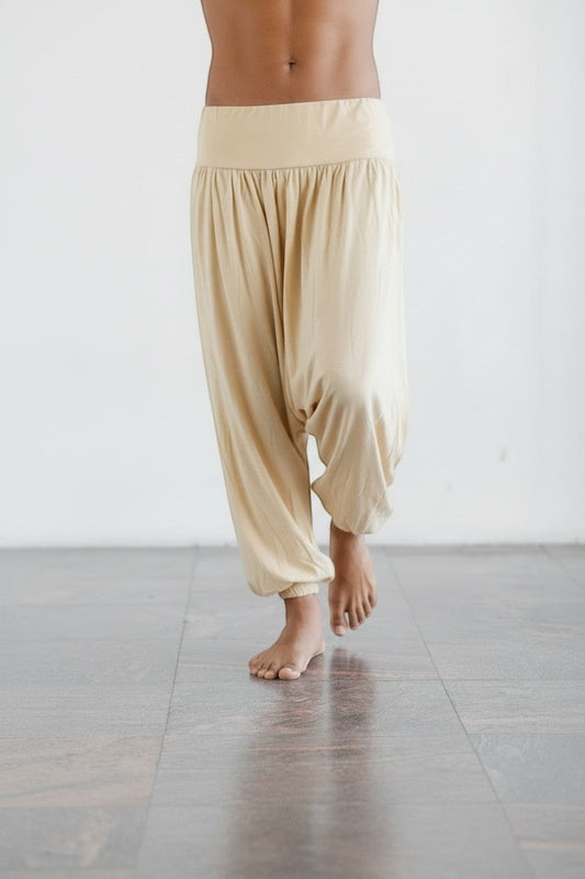 Calça Thai bege de algodão penteado da Goa Nomads, com cintura alta e barra ajustada, ideal para yoga e dia a dia.