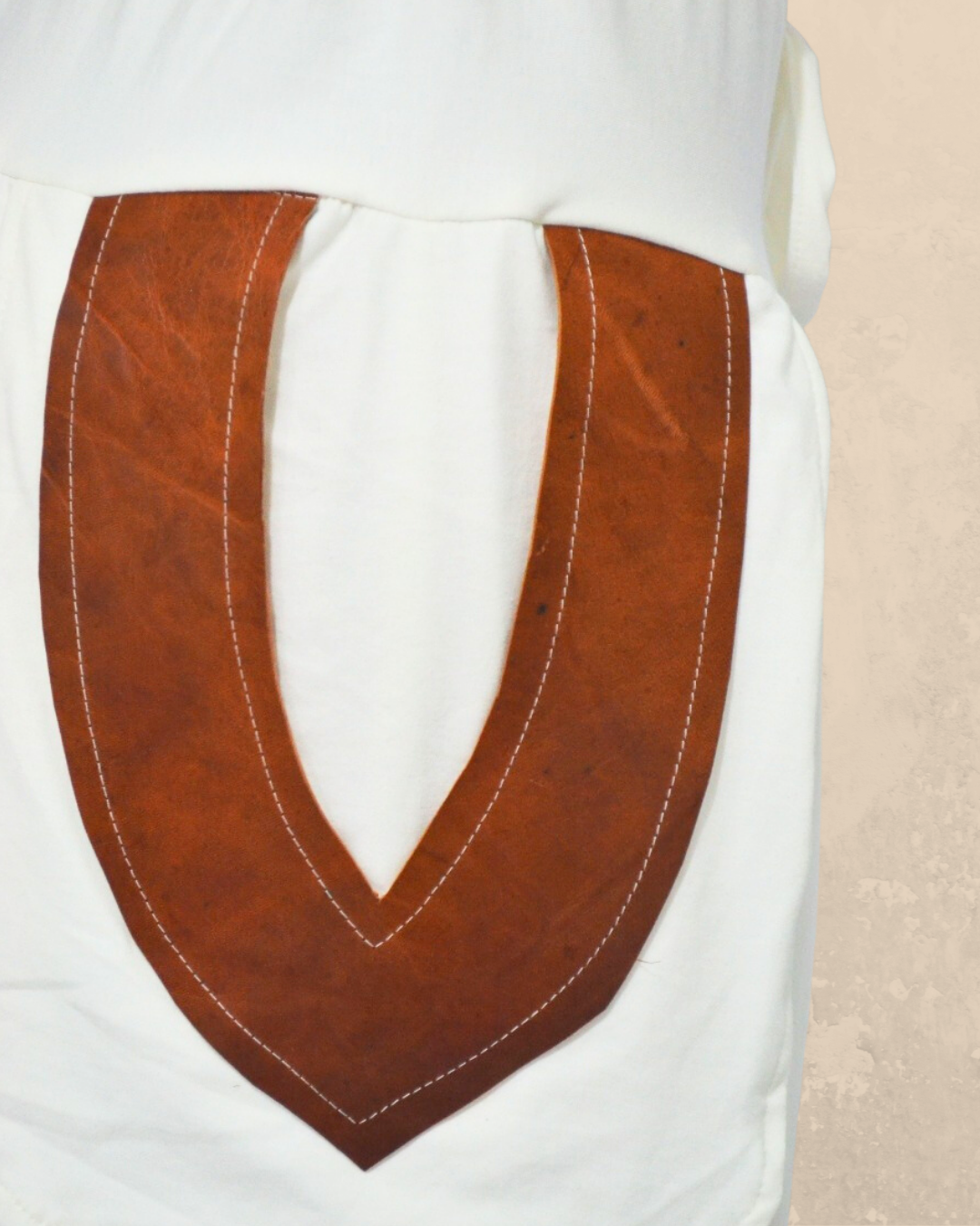 Bermuda Om - Branca com Bolso em Couro