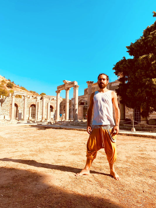 Bermuda Om - Mostarda Sustentável com Estampa Étnica