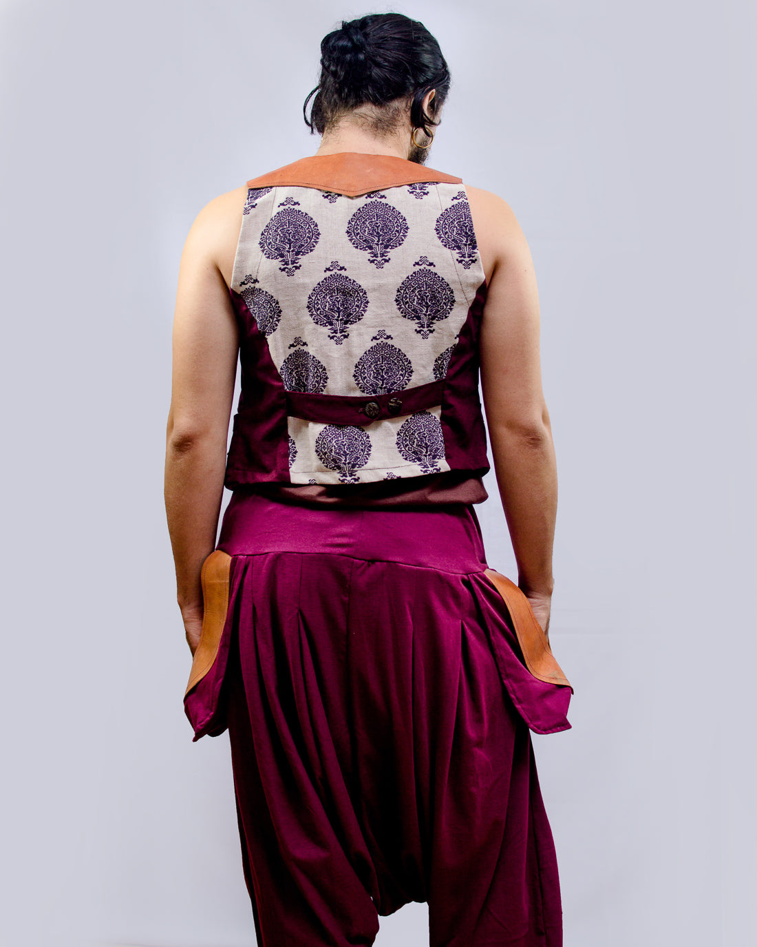 Calça Om - Vinho com Bolso em Couro