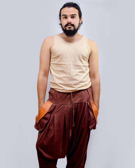 Calça Om - Marrom com Bolso em Couro