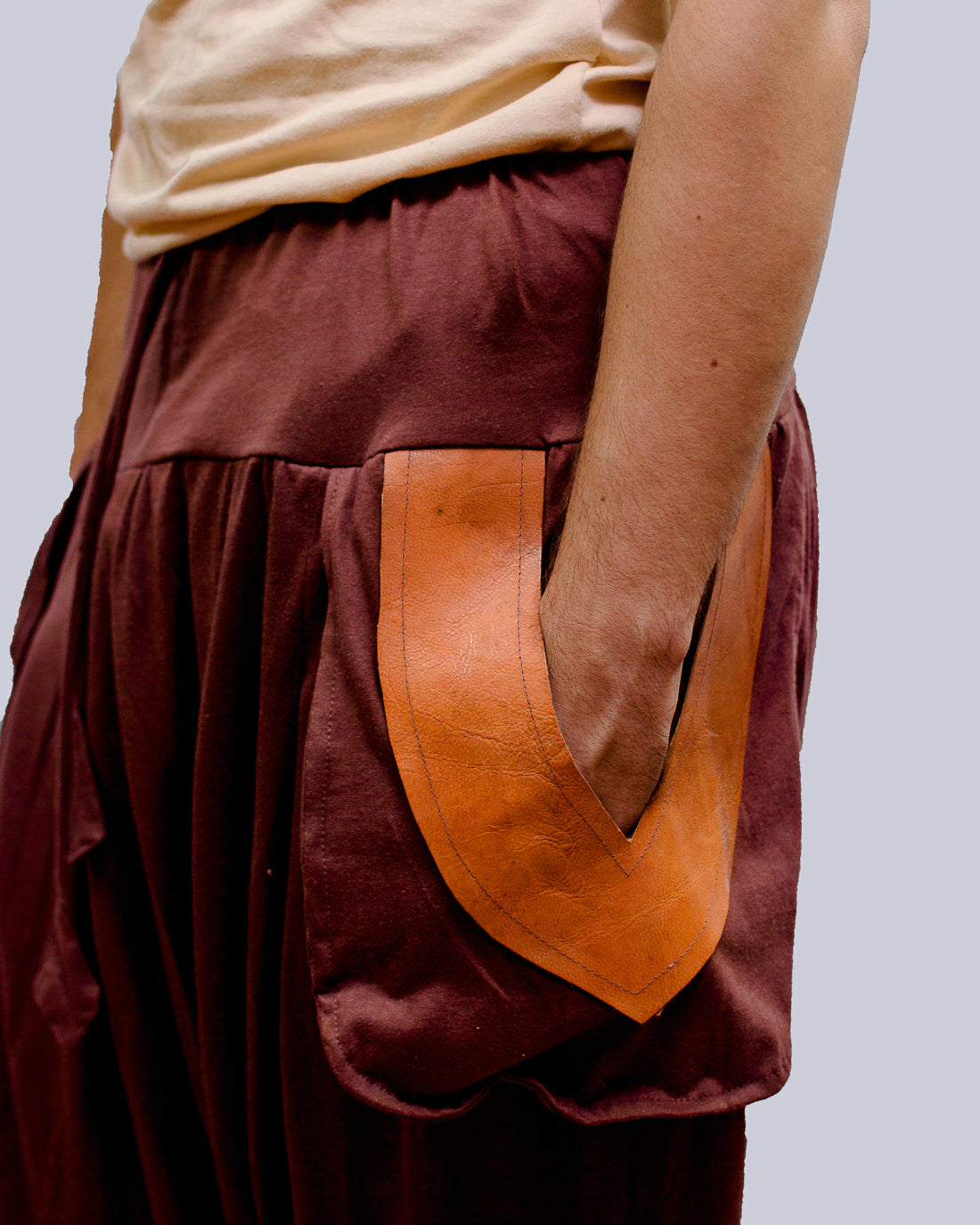 Calça Om - Marrom com Bolso em Couro