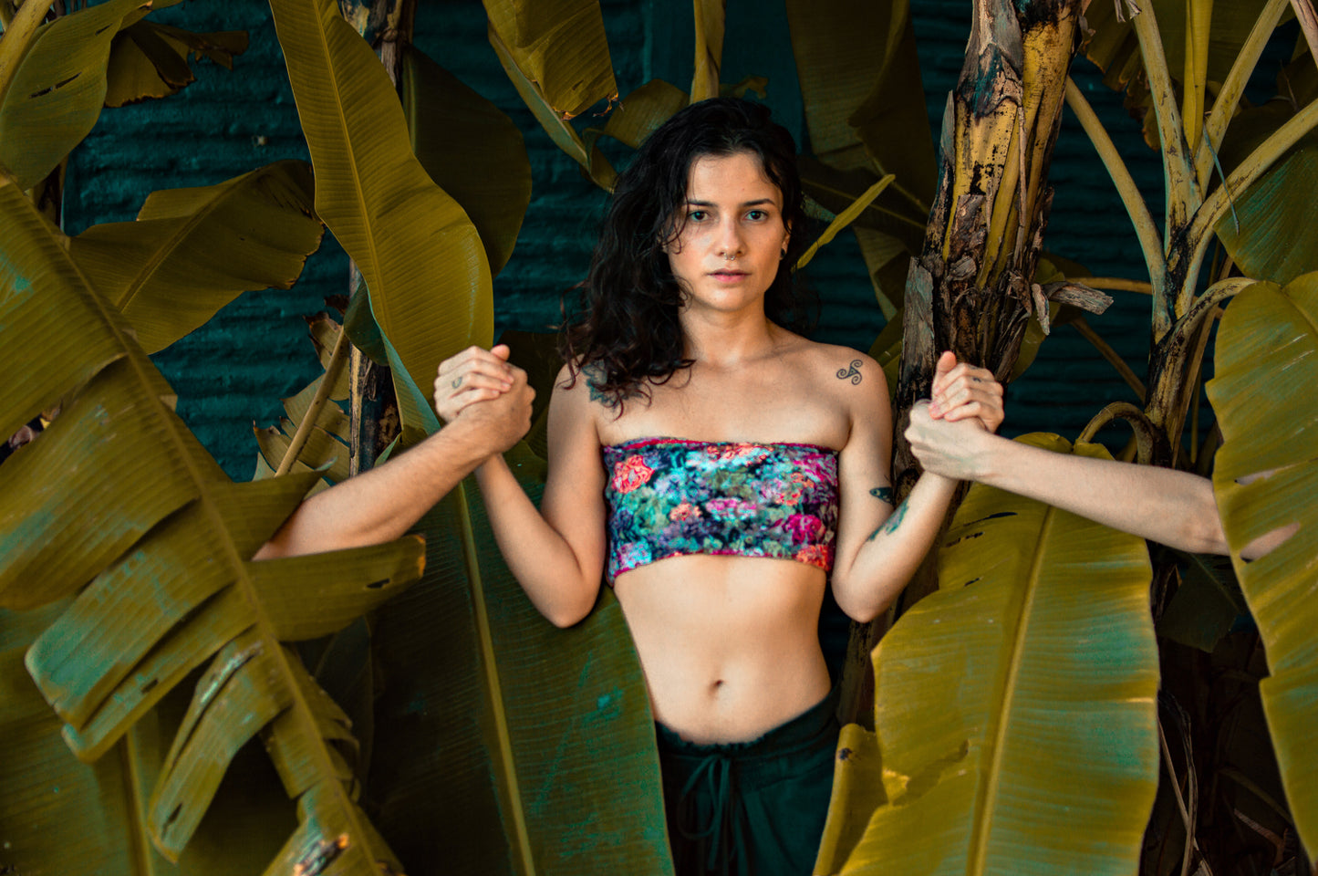 Top Costa Nua em Couro - Renda Floral