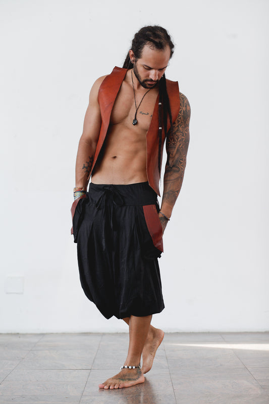 Bermuda Om - Preta com Bolso em Couro