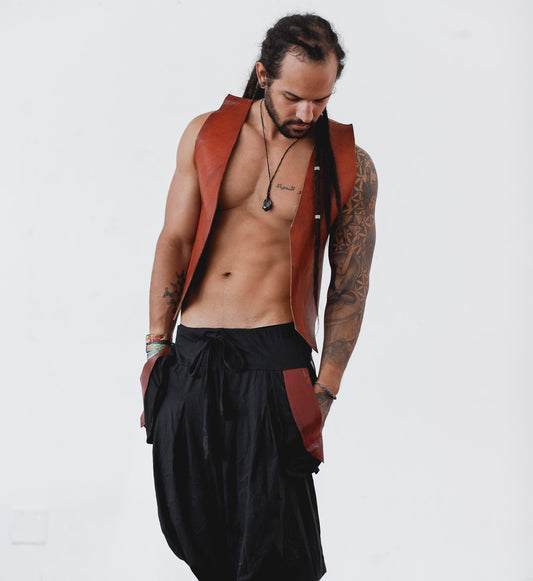 Calça Om - Preta com Bolso em Couro