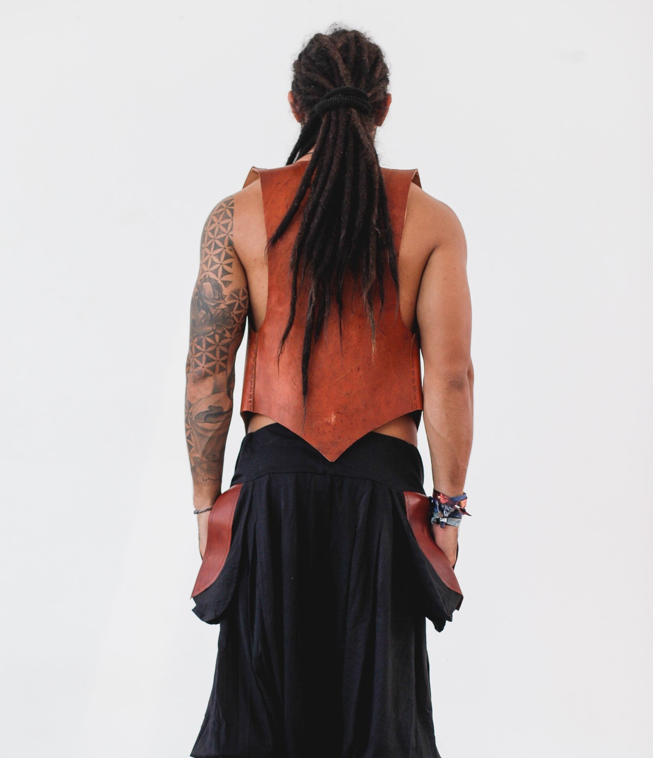 Calça Om - Preta com Bolso em Couro