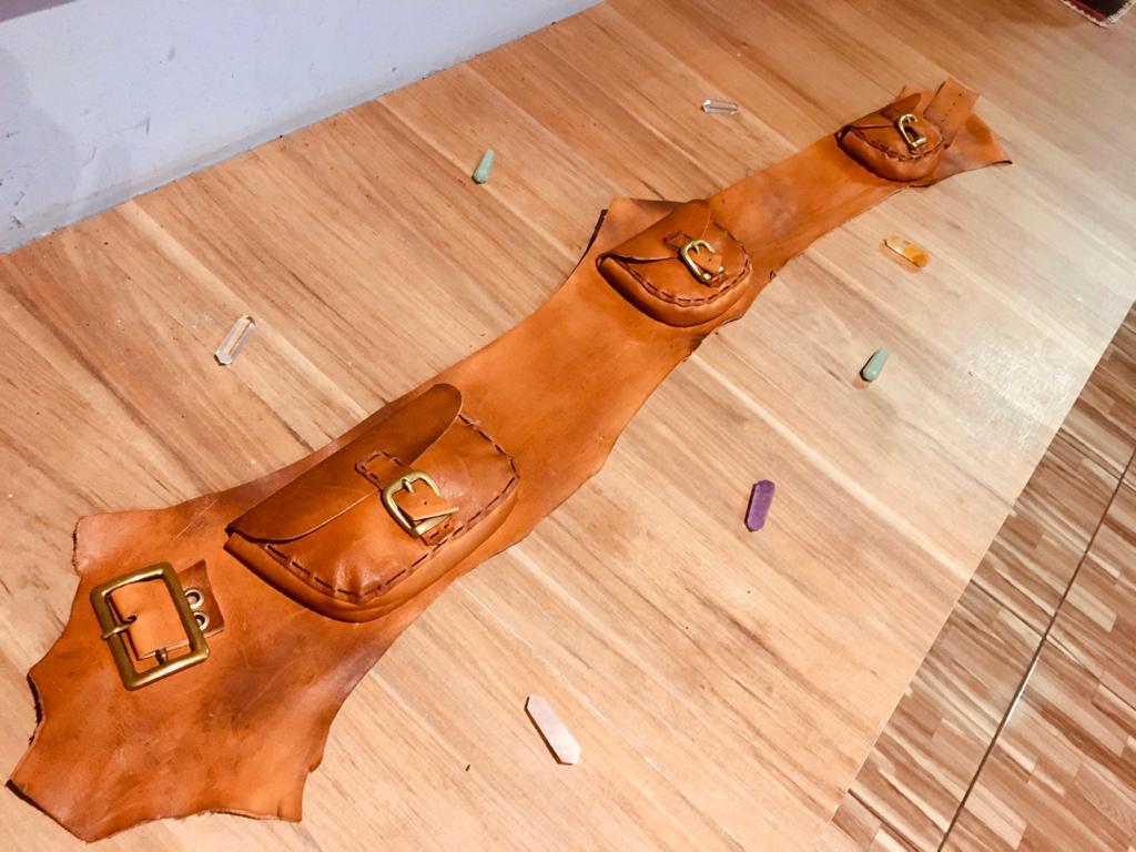 Cartucheira de Couro Tripla com Formato Natural