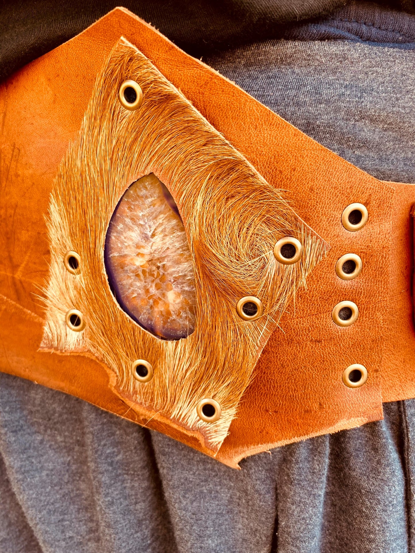 Cartucheira de Couro Natural com Pedra - Bolso Triplo