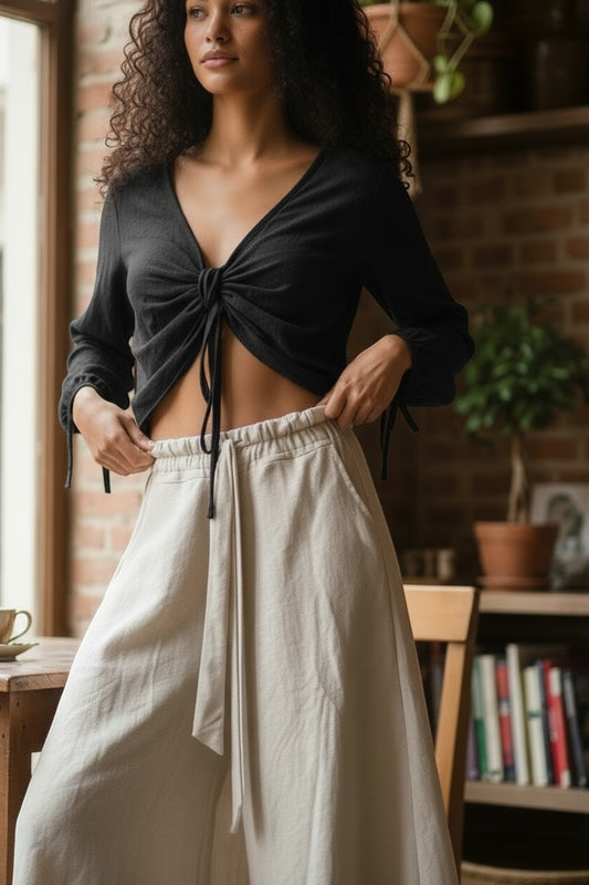 Blusa preta Goa Nomads de manga longa com decote em V e amarração frontal em gaze de algodão.