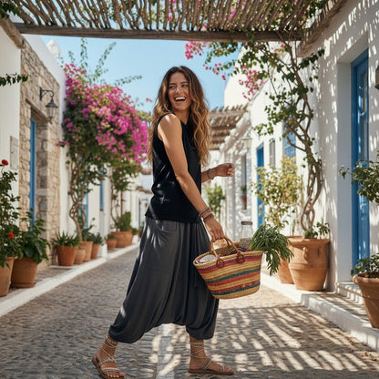 Calça Goa Chumbo em algodão penteado da Goa Nomads, com bolso lateral e cordão na cintura. Modelo em passeio.