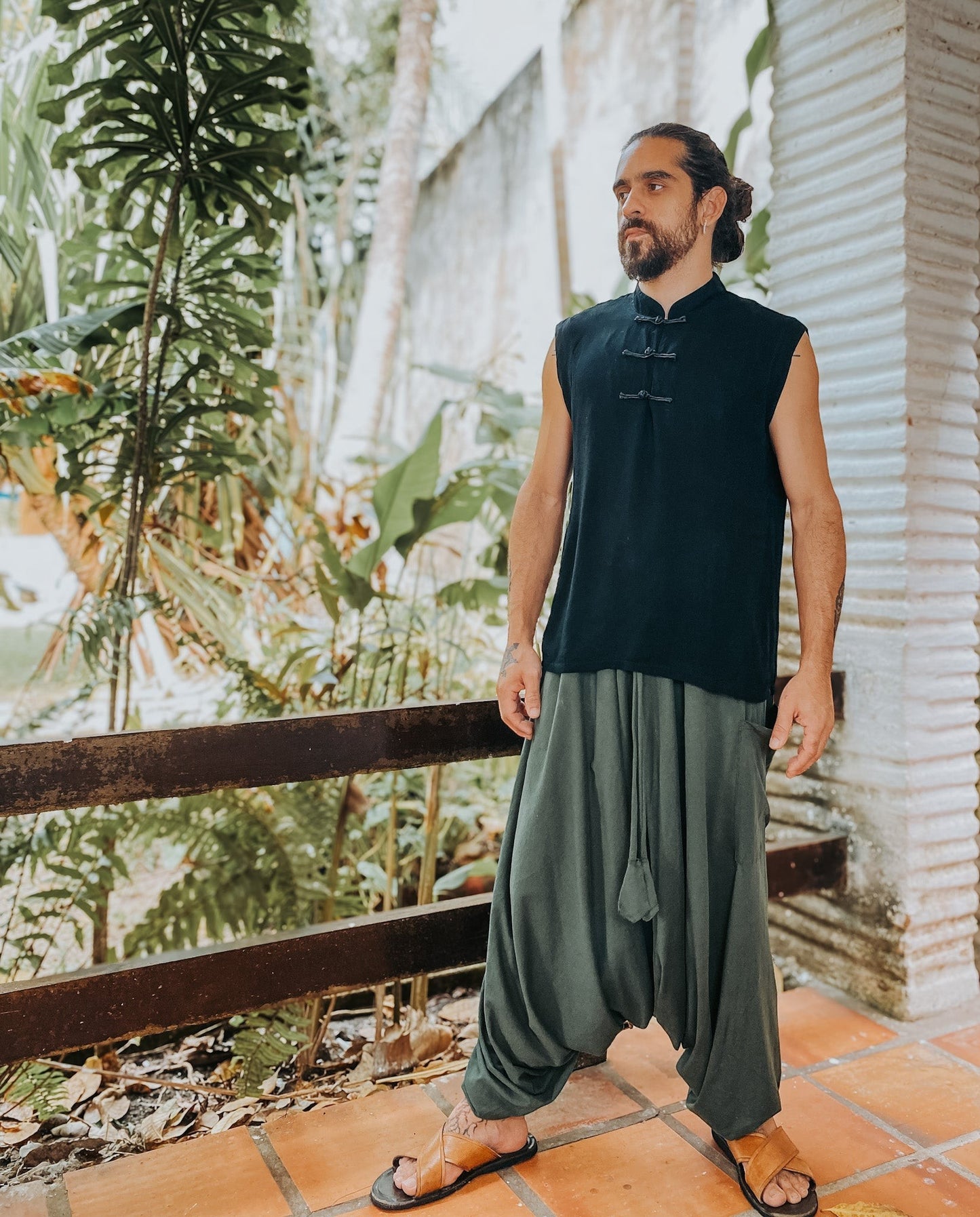 Calça Goa verde escuro em algodão penteado da Goa Nomads, com bolso lateral e cordão na cintura.
