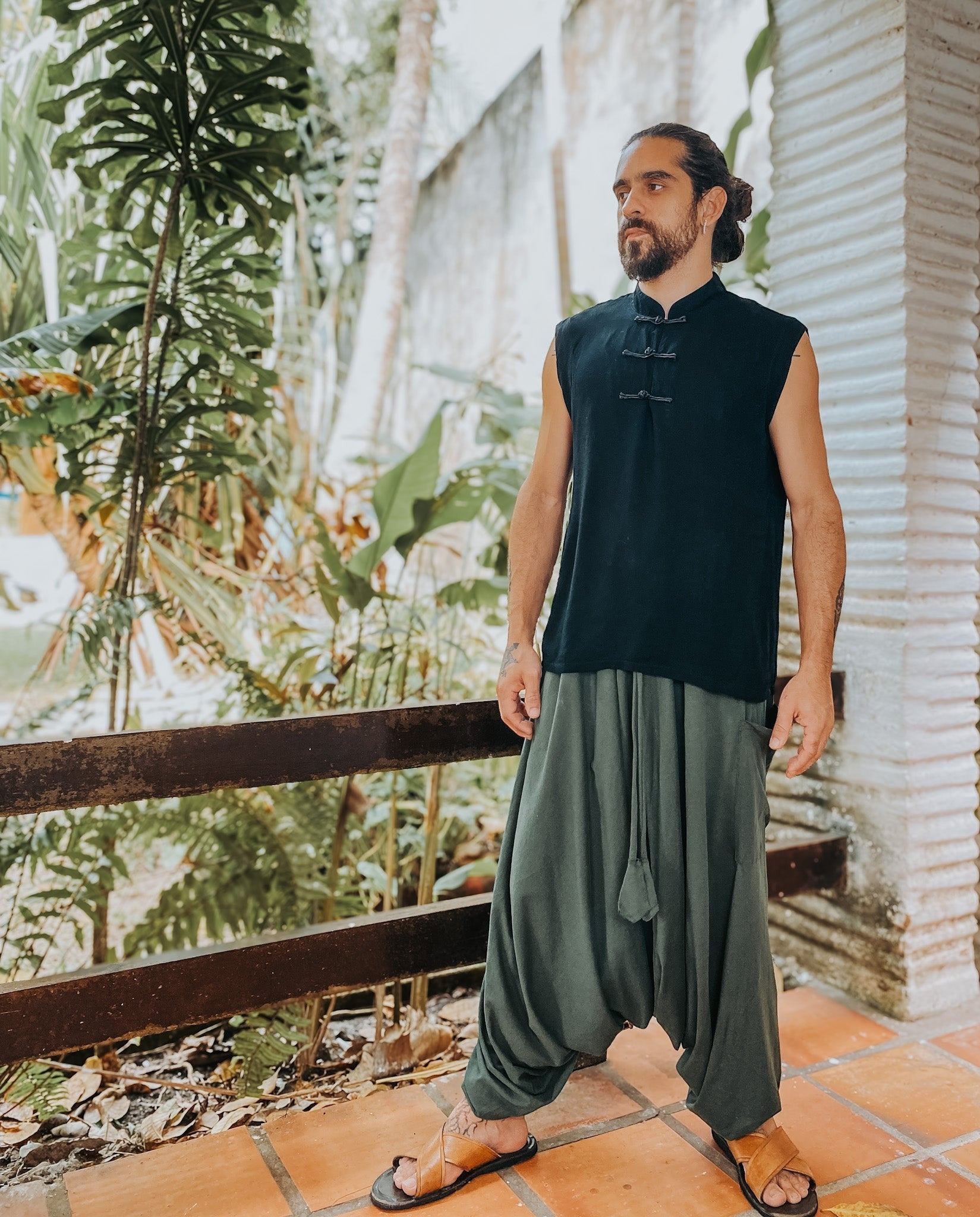 Calça Goa verde escuro em algodão penteado da Goa Nomads, com bolso lateral e cordão na cintura.