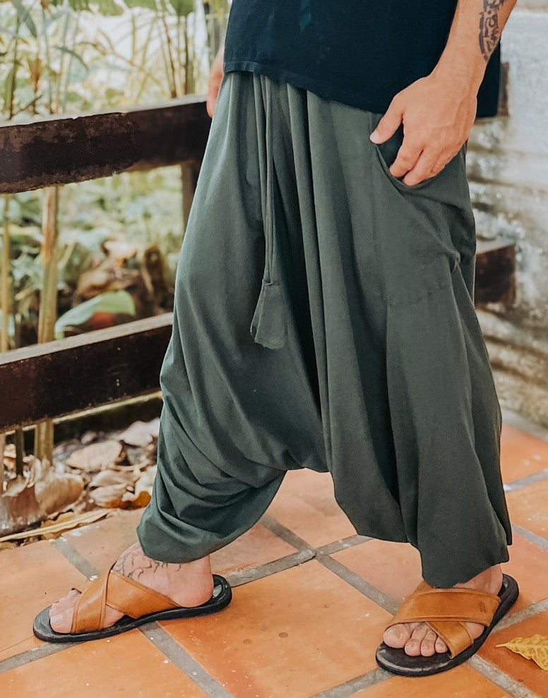 Calça Goa verde escuro em algodão penteado da Goa Nomads com bolso lateral e cordão na cintura.