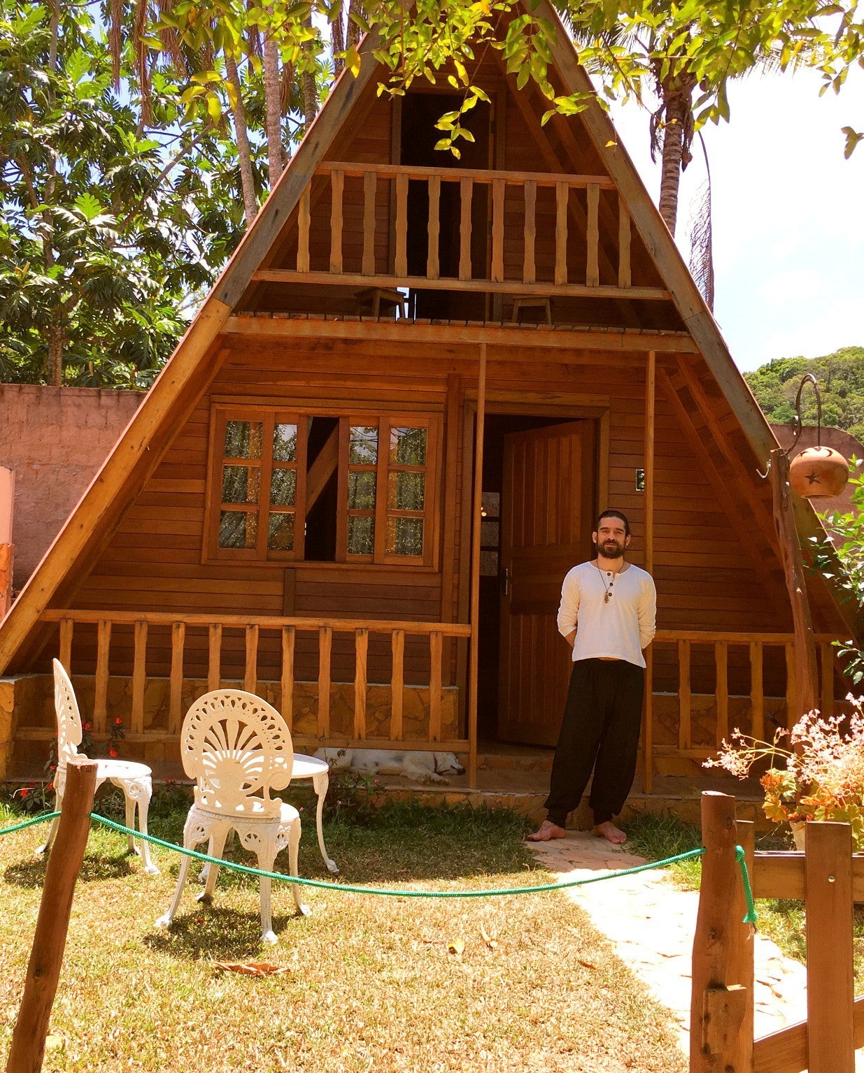 Calça Hindu Goa Nomads em malha ecológica preta, com elástico na cintura, bolsos e botões de coco natural.