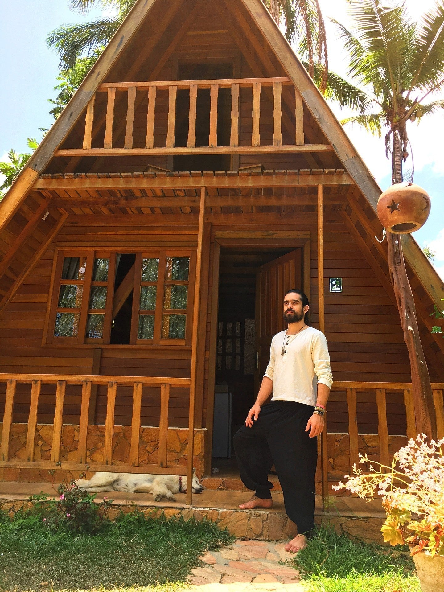Calça Hindu Goa Nomads preta em malha ecológica, com elástico na cintura, bolsos e botões de coco natural.
