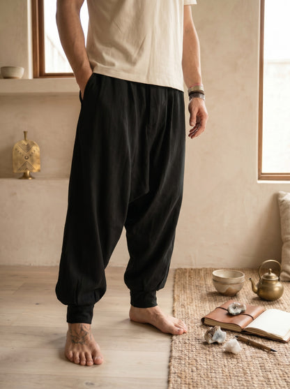 Calça Hindu Goa Nomads preta em malha ecológica, com elástico na cintura, bolsos e punhos.
