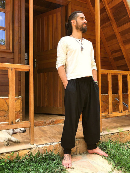 Calça Hindu Goa Nomads preta em malha ecológica, com elástico na cintura, bolsos e botões de coco natural nos pés.