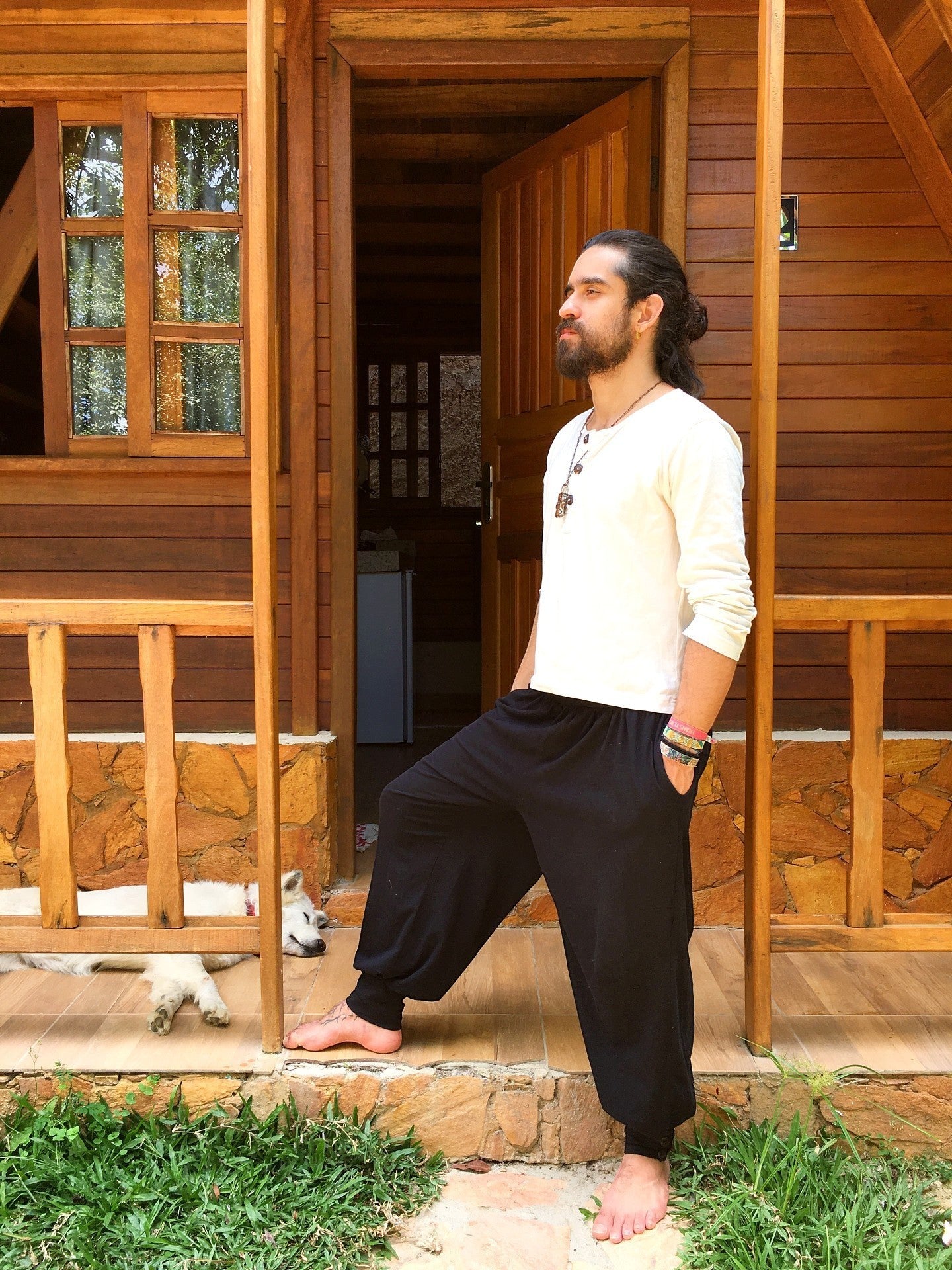 Calça Hindu Goa Nomads preta em malha ecológica, com elástico na cintura, bolsos e botões de coco natural.