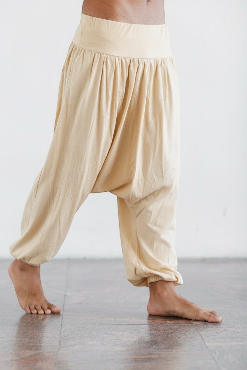 Calça Thai bege em algodão penteado da Goa Nomads, com cintura alta franzida e modelagem ampla.