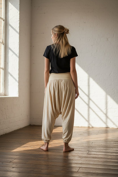 Calça Thai bege em algodão penteado da Goa Nomads, com cintura alta e modelagem solta, ideal para yoga e dia a dia.