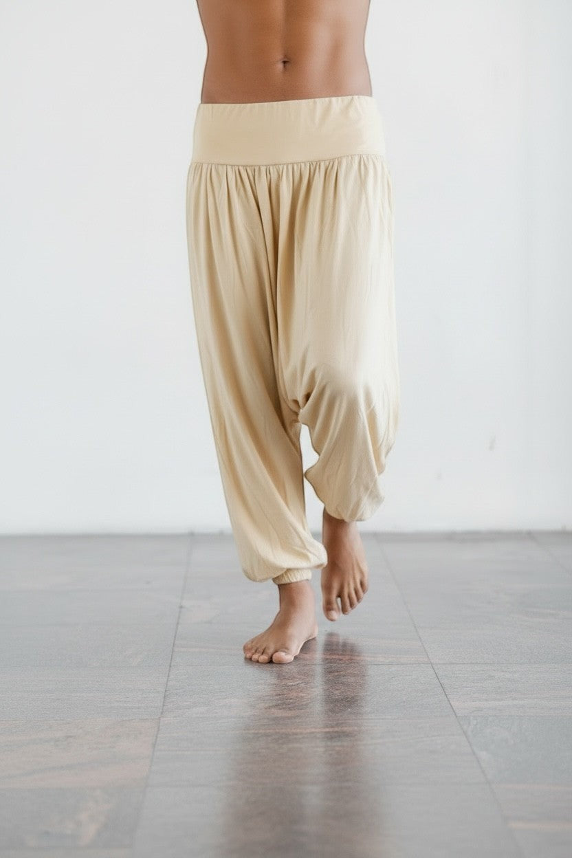 Calça Thai bege de algodão penteado da Goa Nomads, com cintura alta e barra ajustada, ideal para yoga e dia a dia.