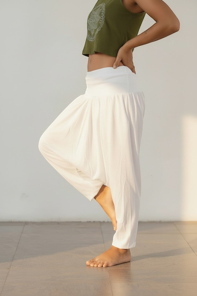 Calça Thai branca em algodão penteado, com cintura alta e modelagem solta, ideal para yoga e meditação. Goa Nomads.