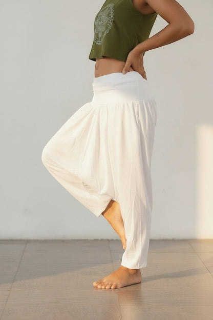 Calça Thai branca em algodão penteado, com cintura alta e modelagem solta, ideal para yoga e meditação. Goa Nomads.