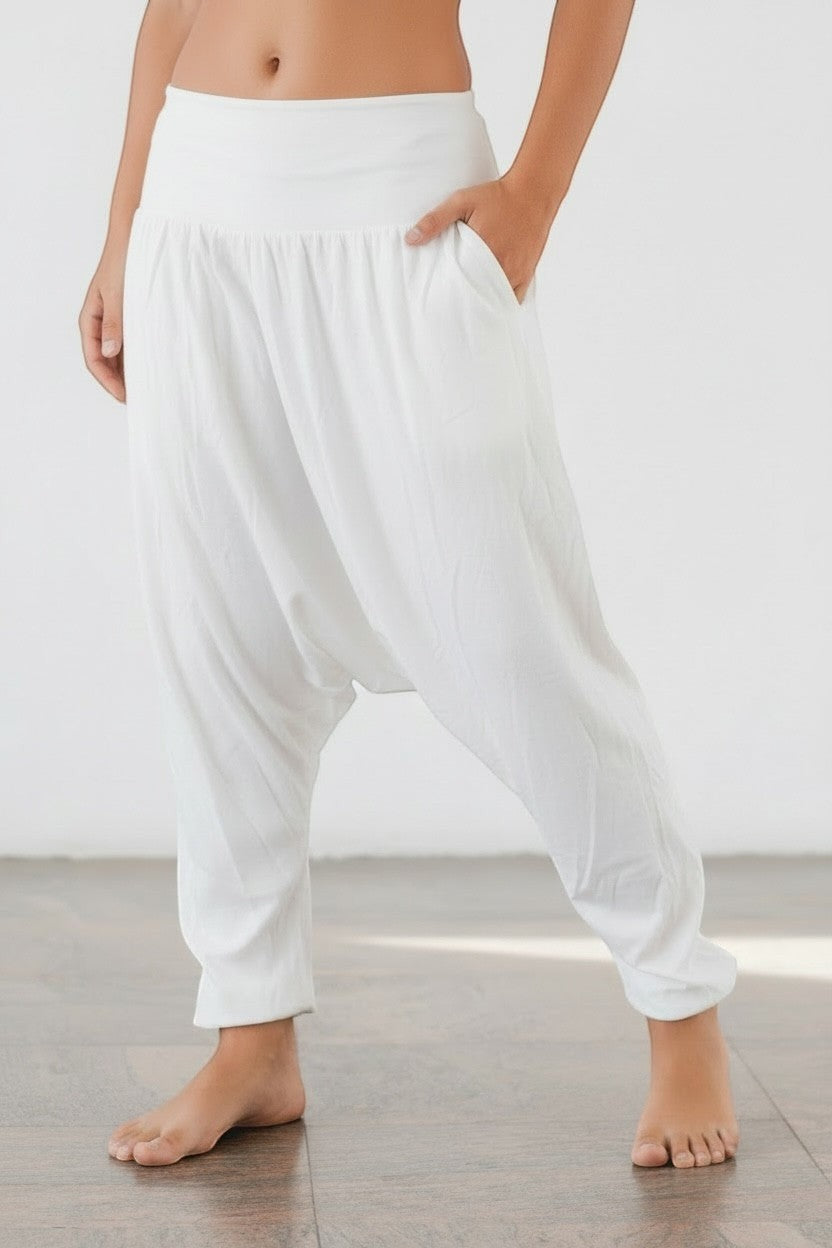 Calça Thai branca Goa Nomads em algodão com cintura alta e bolsos, ideal para yoga e meditação.