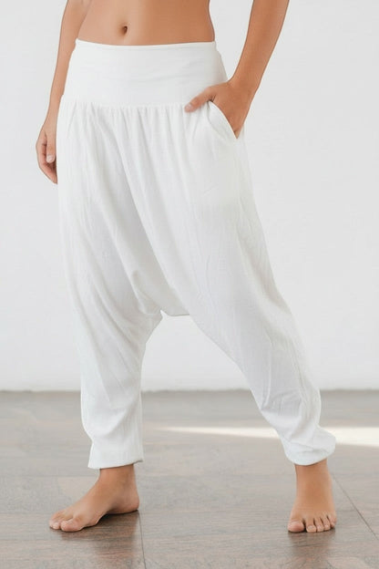 Calça Thai branca Goa Nomads em algodão com cintura alta e bolsos, ideal para yoga e meditação.