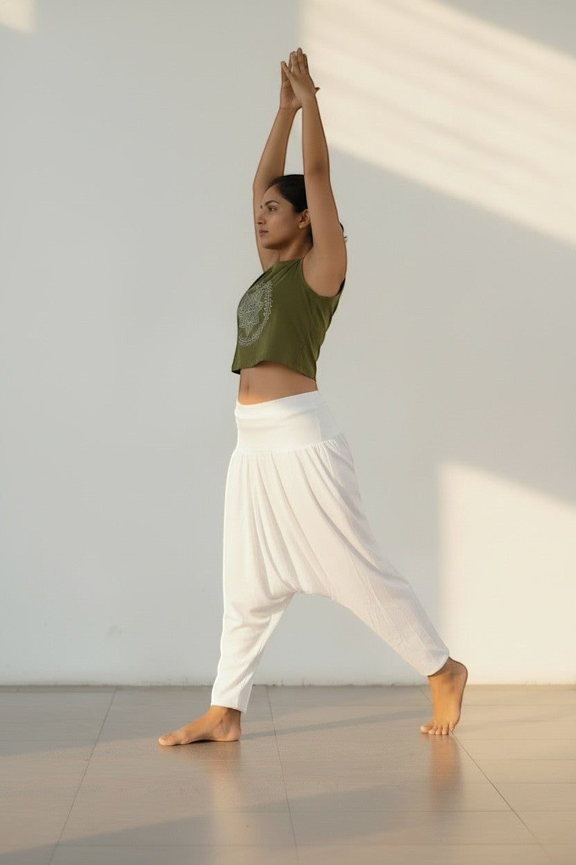 Calça Thai branca em algodão penteado da Goa Nomads, com cintura alta e modelagem solta, ideal para yoga e meditação.