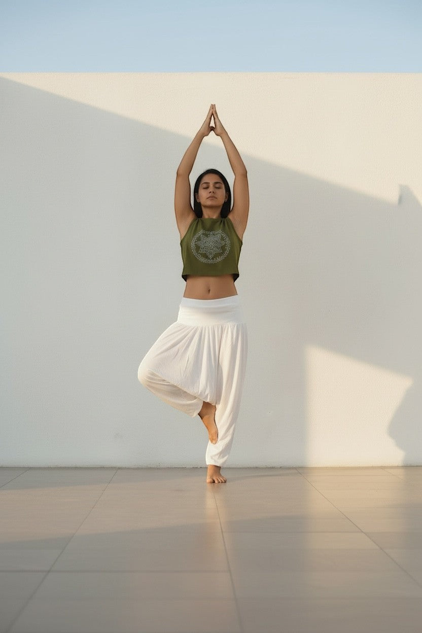 Calça Thai branca em algodão penteado, com cintura alta e modelagem solta, ideal para yoga e meditação. Goa Nomads.