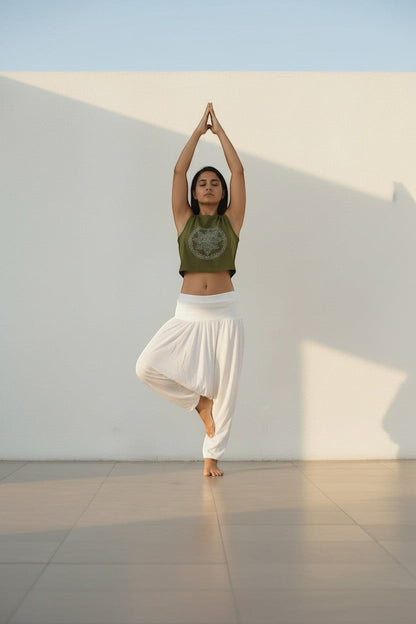 Calça Thai branca em algodão penteado, com cintura alta e modelagem solta, ideal para yoga e meditação. Goa Nomads.