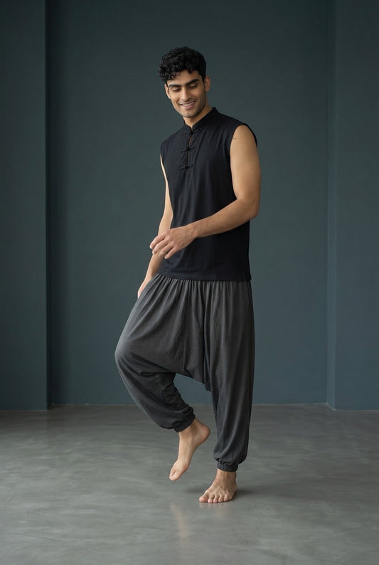 Calça Thai chumbo em algodão penteado, com cintura elástica e modelagem solta. Goa Nomads.