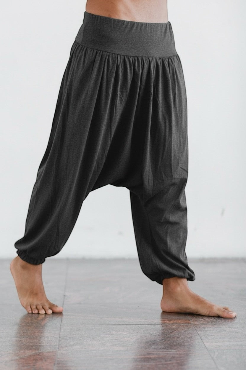 Calça Thai chumbo em algodão penteado, cintura alta e modelagem solta com punho na barra. Ideal para yoga e dia a dia.