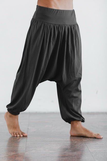 Calça Thai chumbo em algodão penteado, cintura alta e modelagem solta com punho na barra. Ideal para yoga e dia a dia.