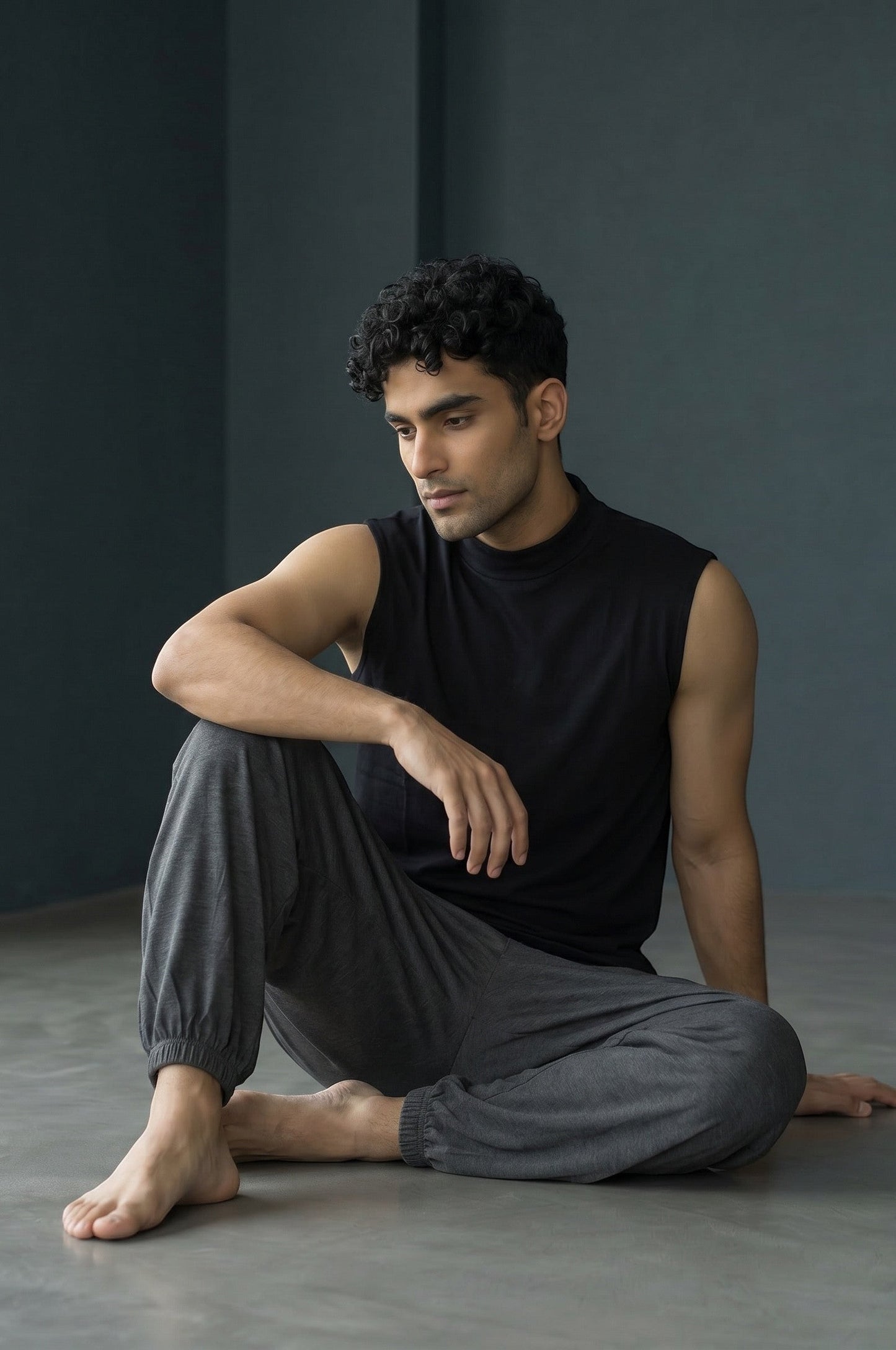 Calça Thai chumbo em algodão penteado, com modelagem solta e punhos ajustados. Ideal para yoga e dia a dia. Goa Nomads.