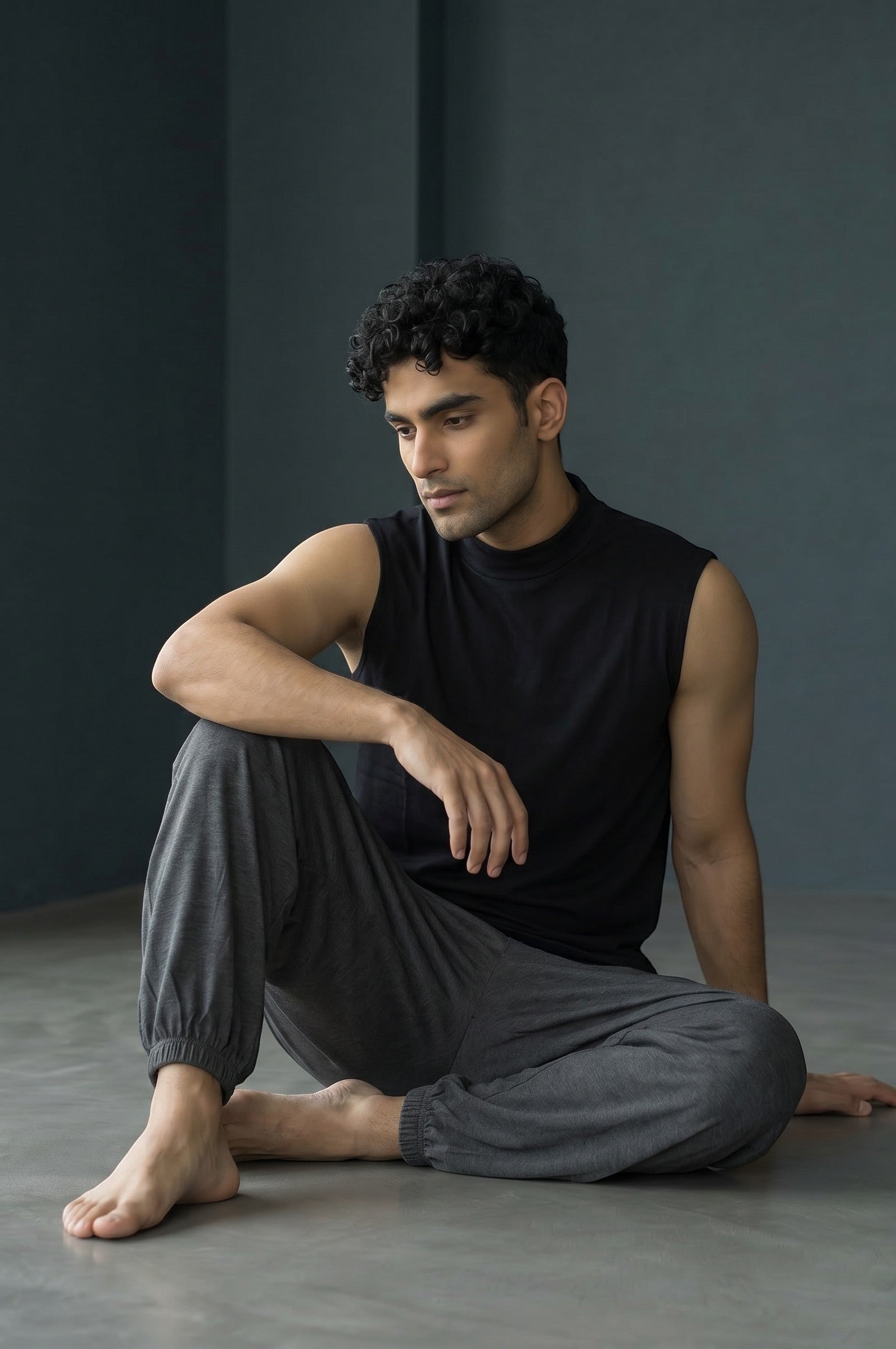 Calça Thai chumbo em algodão penteado, com modelagem solta e punhos ajustados. Ideal para yoga e dia a dia. Goa Nomads.