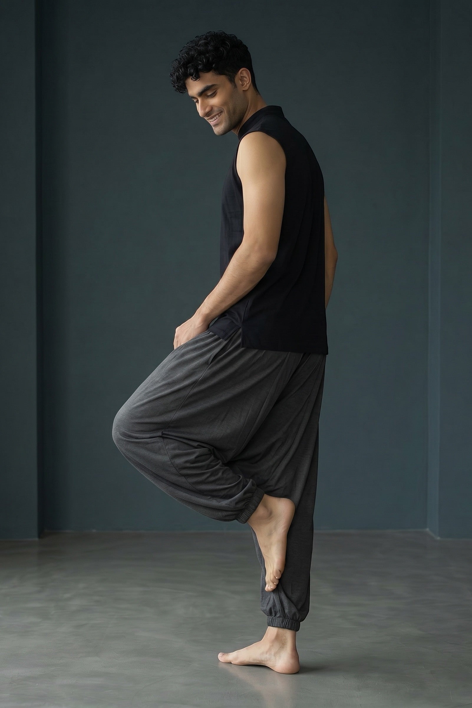 Calça Thai chumbo em algodão penteado da Goa Nomads, com cintura alta e barra ajustada, ideal para yoga e meditação.