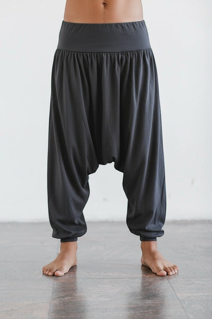 Calça Thai chumbo em algodão penteado da Goa Nomads, com cintura alta e modelagem ampla, ideal para yoga e dia a dia.