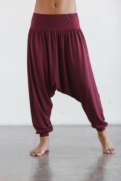 Calça Thai Goa Nomads em algodão vinho, com cintura alta e modelagem ampla, ideal para yoga e dia a dia.