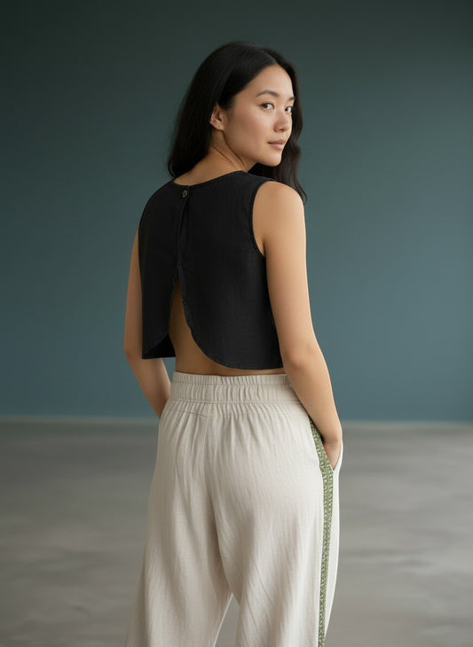 Cropped Shakti preto em linho com costas abertas e fecho de botão, usado por modelo em estúdio.