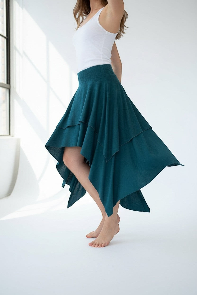 Saia cigana Goa Nomads azul egeu de viscose com duas camadas e pontas assimétricas.