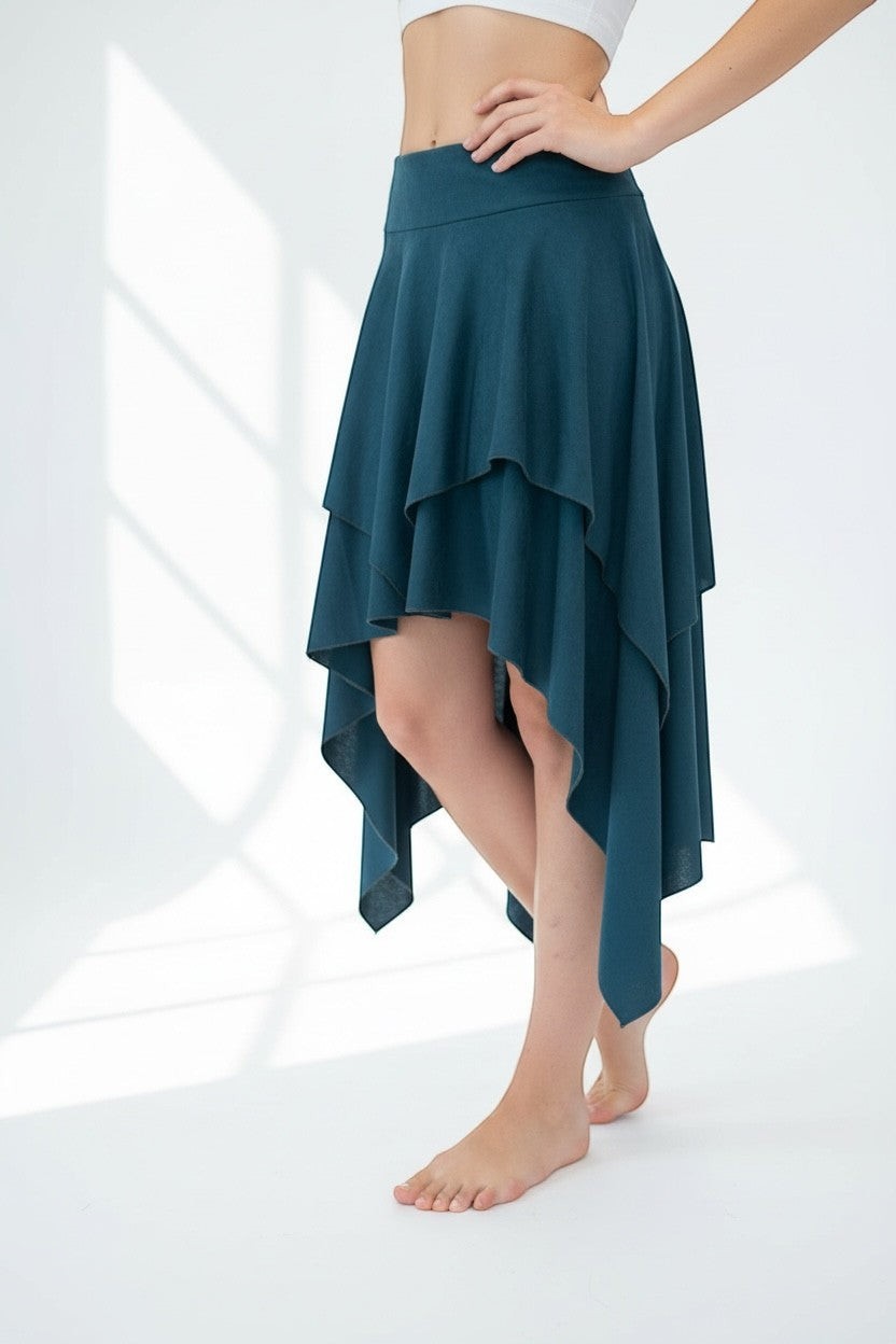 Saia cigana Goa Nomads de viscose azul com duas camadas e pontas assimétricas. Confortável e elegante.