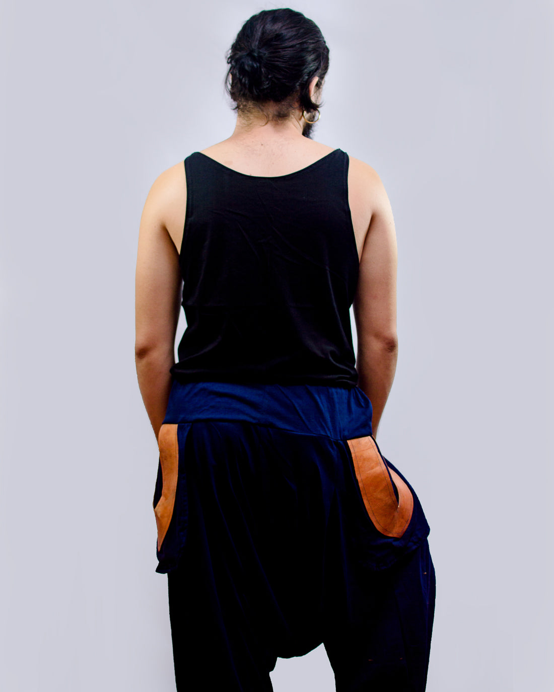 Calça Om em Malha Ecológica - Azul Marinho com Bolso em Couro