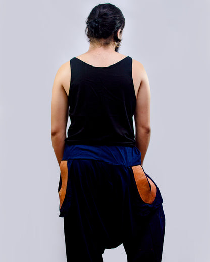 Calça Om em Malha Ecológica - Azul Marinho com Bolso em Couro