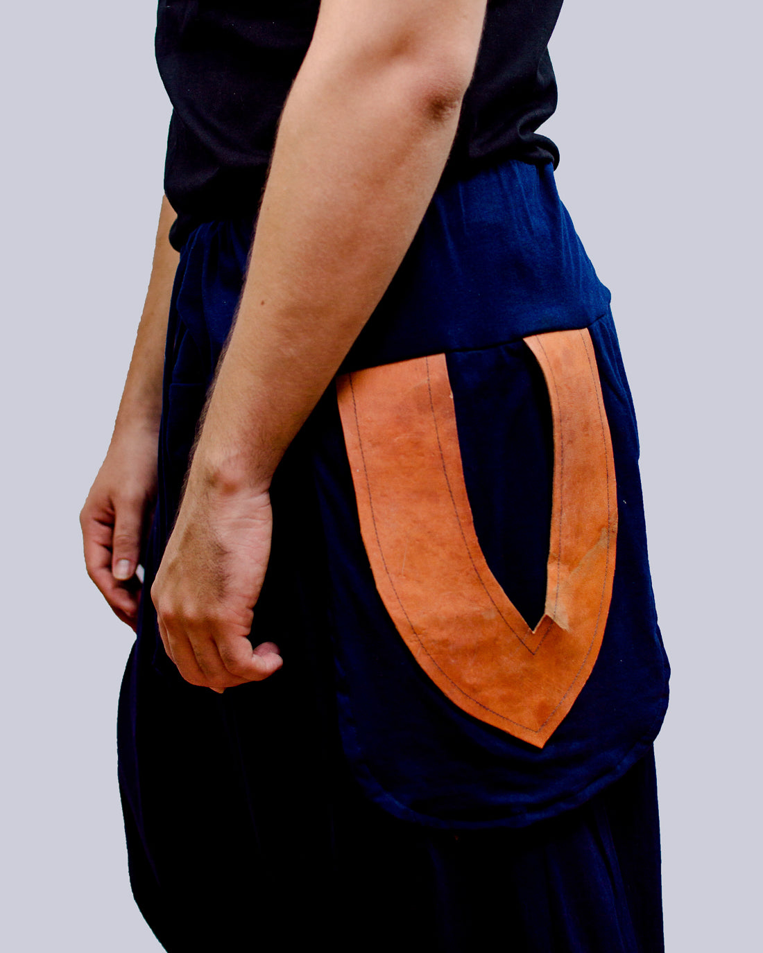 Calça Om em Malha Ecológica - Azul Marinho com Bolso em Couro