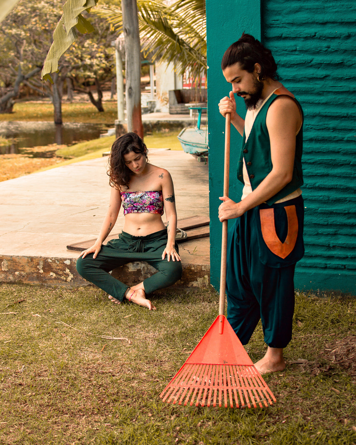 Calça Om em Malha Ecológica - Azul Marinho com Bolso em Couro